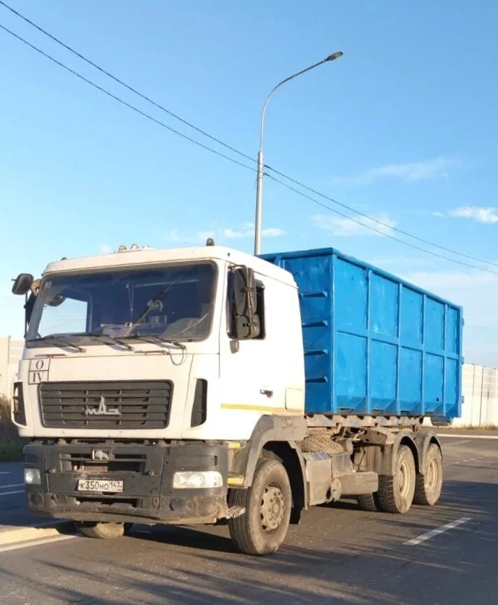 МАЗ с синим контейнером